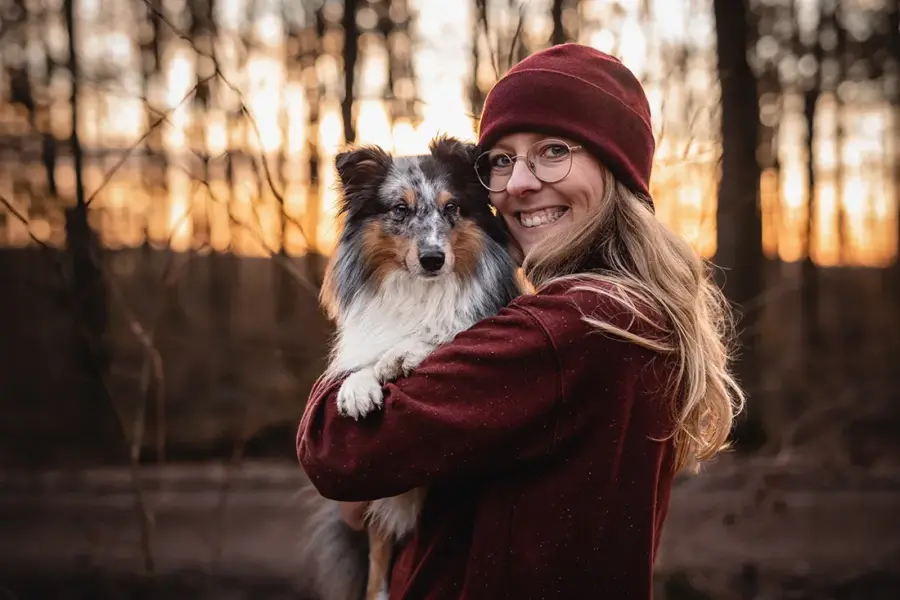 Muttagsangebot Hundemama Frauchen mit ihrem Sheltie im Sonnenuntergang